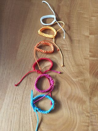 Pulseras de hilo multicolor