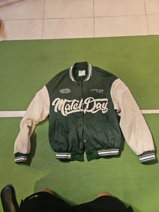 Cazadora Bershka béisbol verde talla S