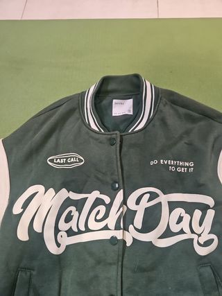 Cazadora Bershka béisbol verde talla S