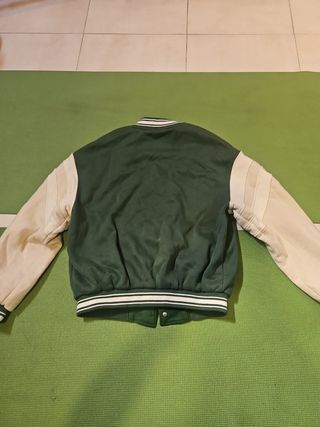 Cazadora Bershka béisbol verde talla S
