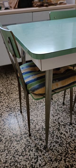 Tavolo e 4 sedie vintage anni '50