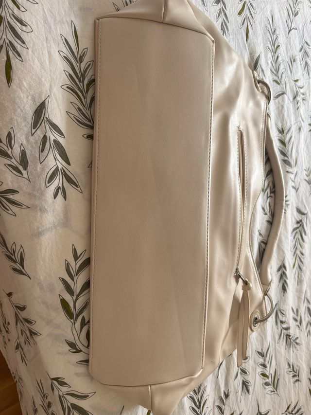 Bolso beige con flecos dorados