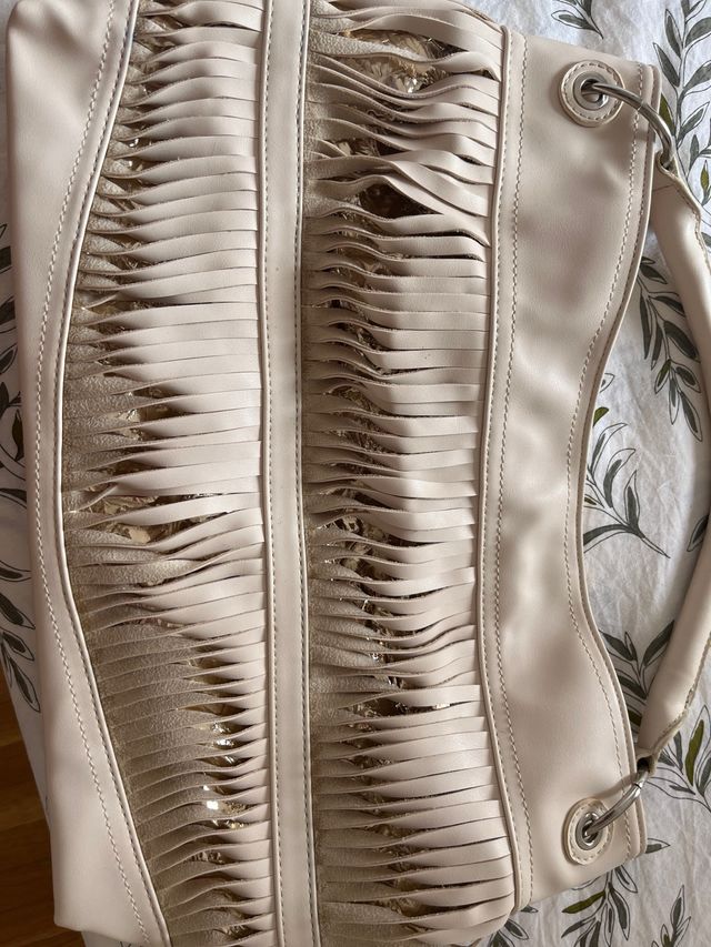 Bolso beige con flecos dorados