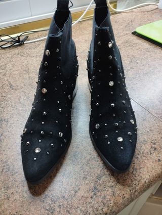 Botines negros con tachuelas
