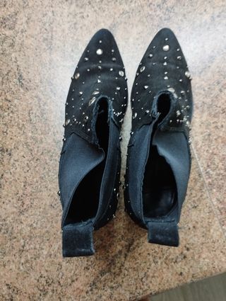 Botines negros con tachuelas