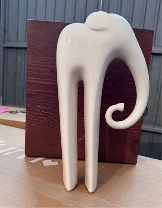 Statua a forma si elefante in porcellana bianco