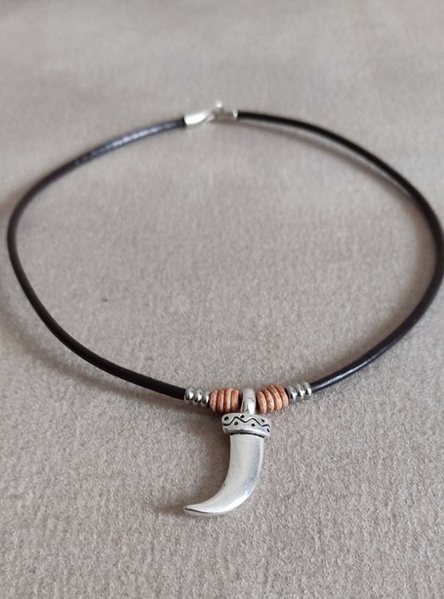 Colgante Colmillo Metálico