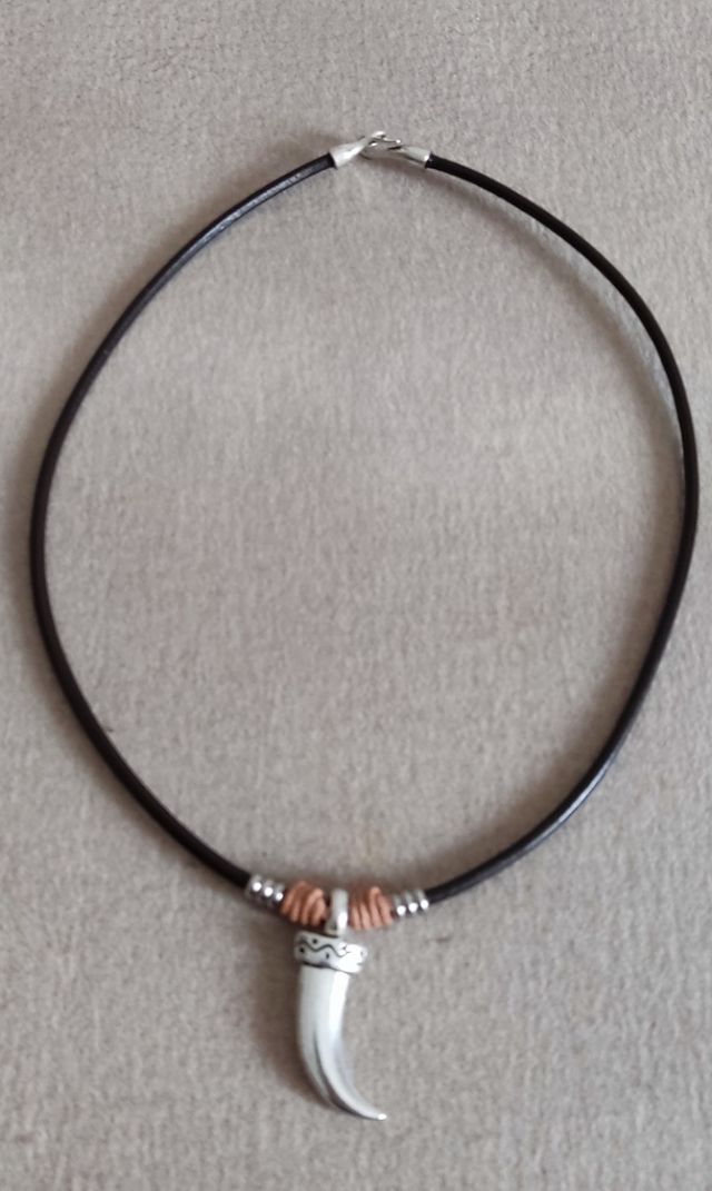 Colgante Colmillo Metálico