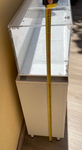 Vitrina expositora blanca más mueble dos puertas