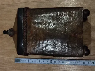 Caja antigua de cobre