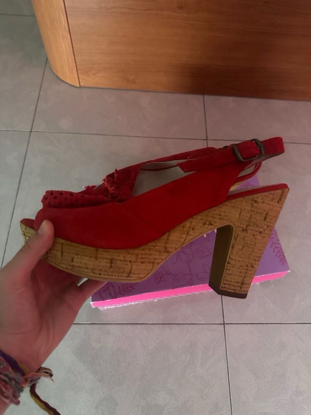 Tacones rojos de piel