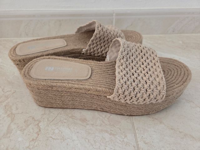 Sandalias cuña beige