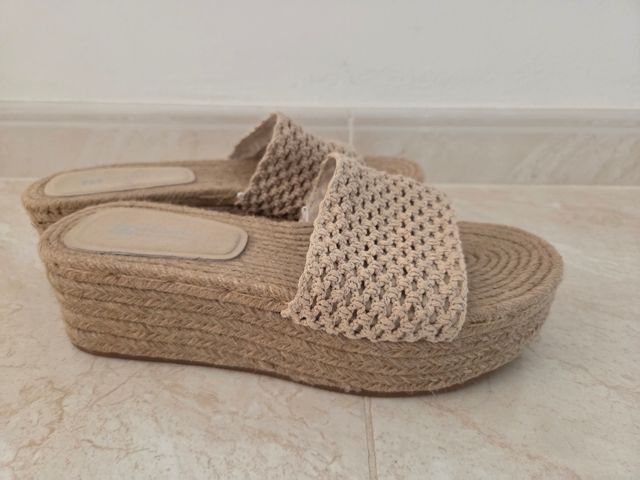 Sandalias cuña beige