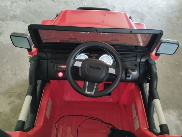 Coche Jeep eléctrico infantil rojo.