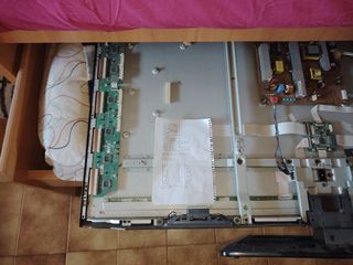 TV de 5o pulgadas,Tiene  1 placa ,mal