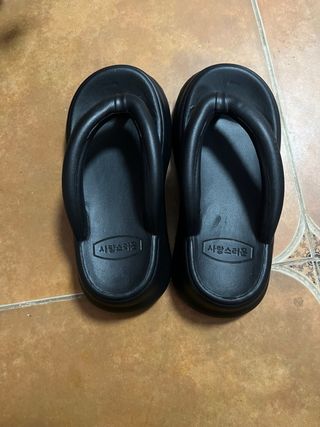 Chanclas negras cómodas