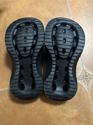 Chanclas negras cómodas