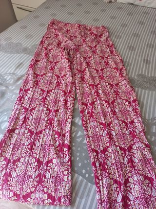 Pantalones fluidos Cortefiel 
estampado rosa