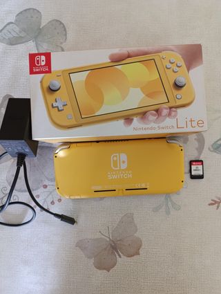 Nintendo Switch Lite giallo + FIFA 21