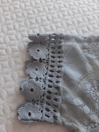 Blusón gris calado de manga corta.