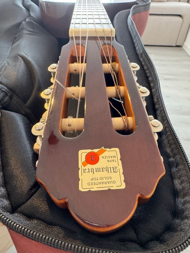 Guitarra Alhambra Clásica 3C con funda y partitura