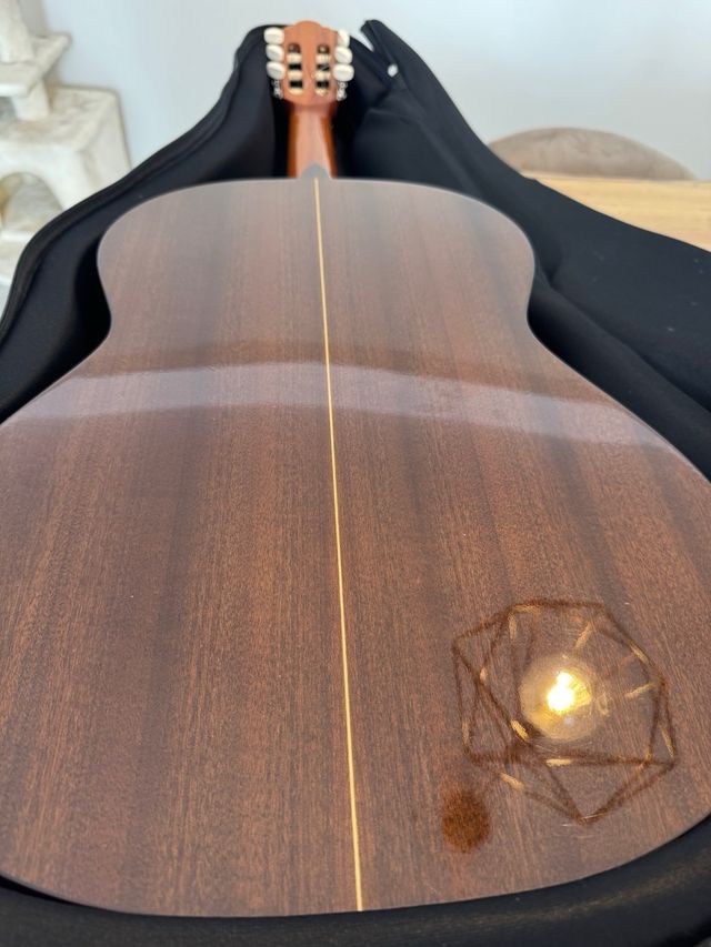 Guitarra Alhambra Clásica 3C con funda y partitura