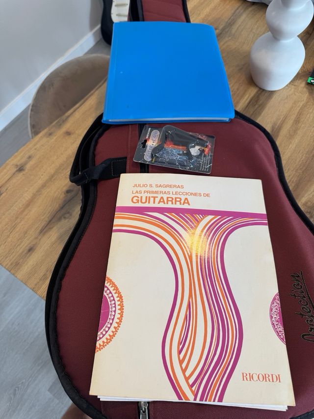 Guitarra Alhambra Clásica 3C con funda y partitura
