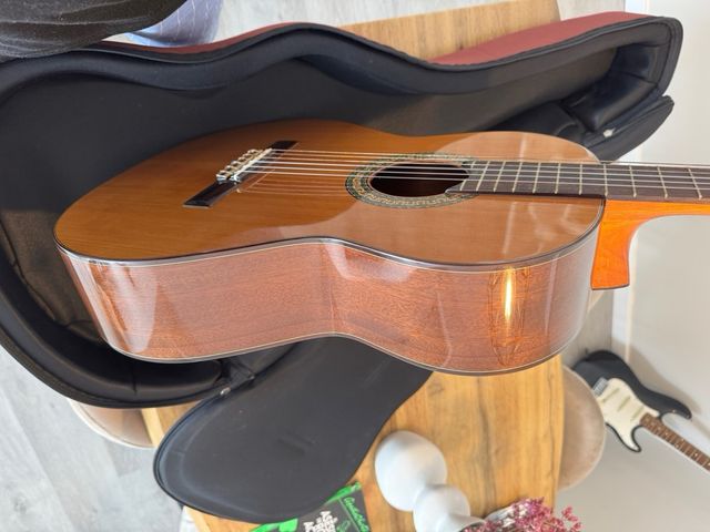 Guitarra Alhambra Clásica 3C con funda y partitura