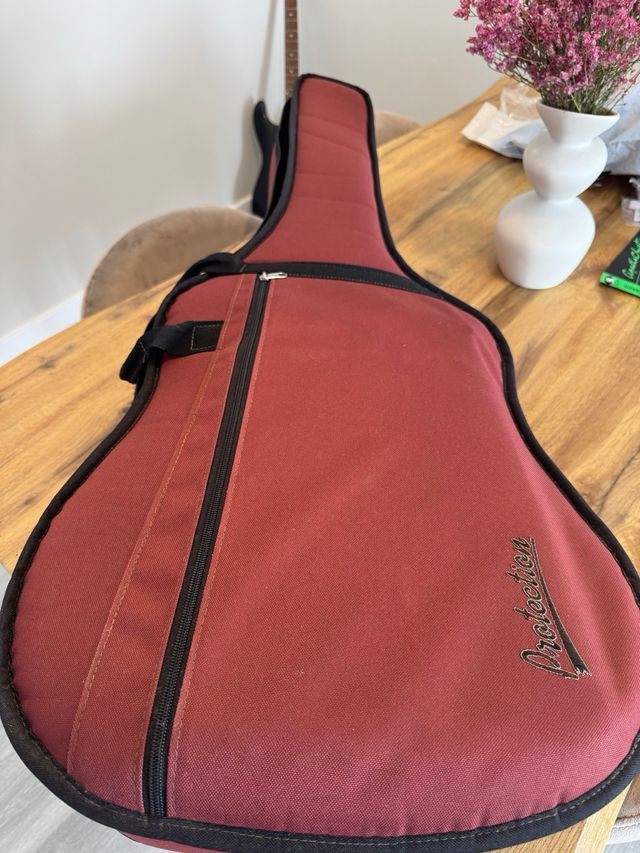 Guitarra Alhambra Clásica 3C con funda y partitura