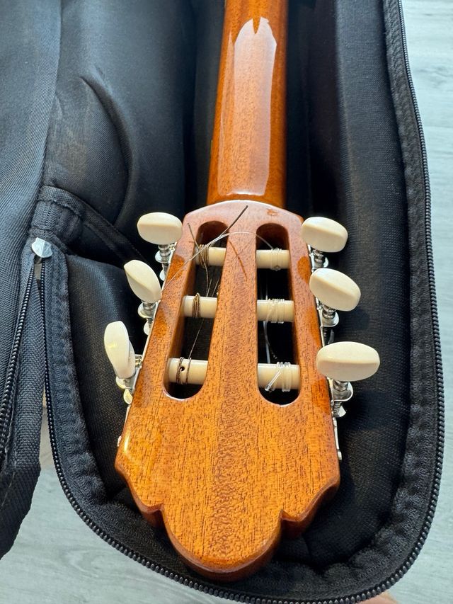 Guitarra Alhambra Clásica 3C con funda y partitura