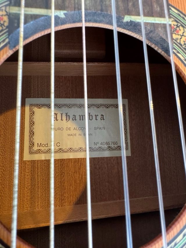 Guitarra Alhambra Clásica 3C con funda y partitura