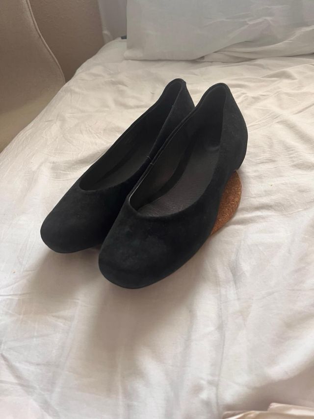 Zapatillas negras camper de vestir.