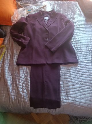 Traje pantalón berenjena mujer