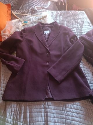 Traje pantalón berenjena mujer