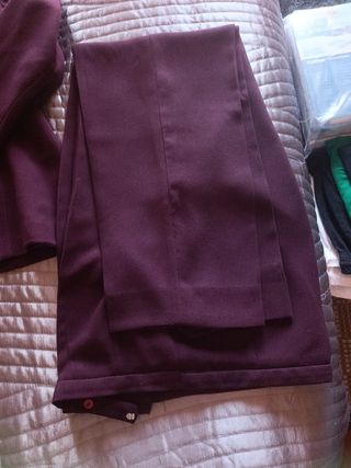 Traje pantalón berenjena mujer