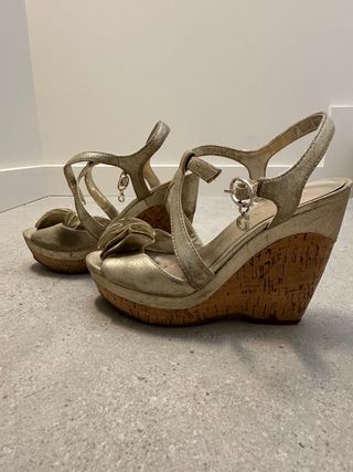 Sandalias Guess doradas