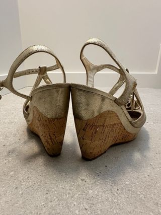 Sandalias Guess doradas