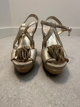 Sandalias Guess doradas