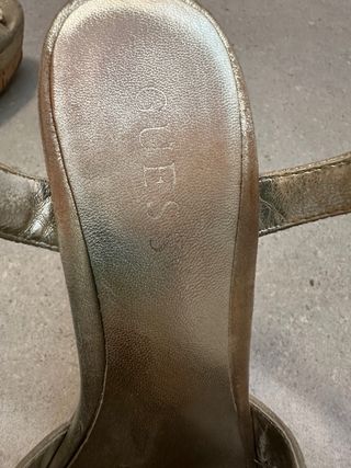 Sandalias Guess doradas