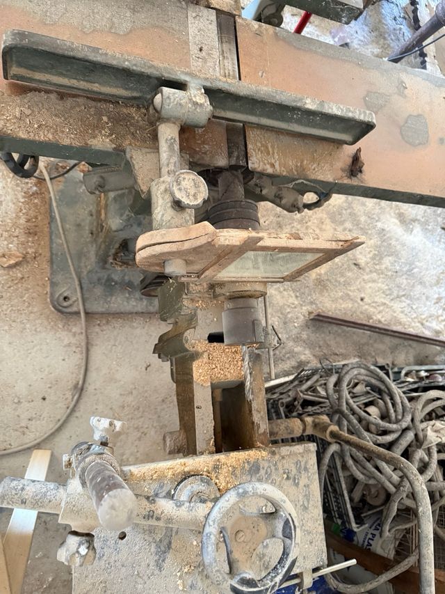 Cepillo y mesa corte antiguos