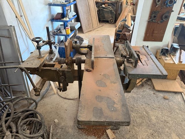 Cepillo y mesa corte antiguos