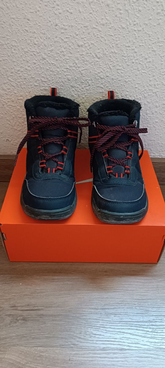 Botas Quechua waterproof niño/a con pelo talla 35.