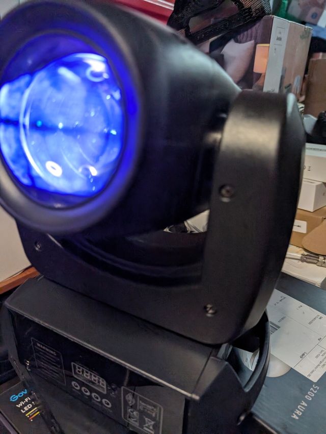 Testa mobile a LED RGBW Testa mobile con 18 prismi.