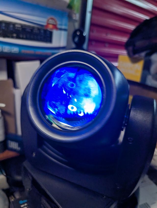 Testa mobile a LED RGBW Testa mobile con 18 prismi.