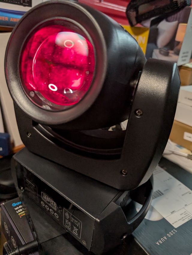 Testa mobile a LED RGBW Testa mobile con 18 prismi.