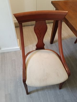 Mesa comedor madera maciza + 4 sillas.