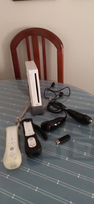 Wii blanca + 2 mandos + pendrive juegos backups
