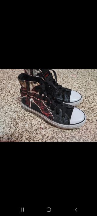 Zapatillas Converse rojas y negras