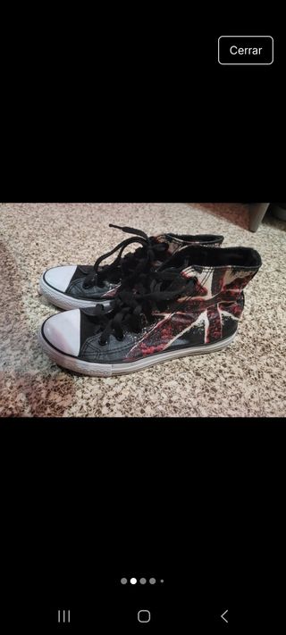 Zapatillas Converse rojas y negras