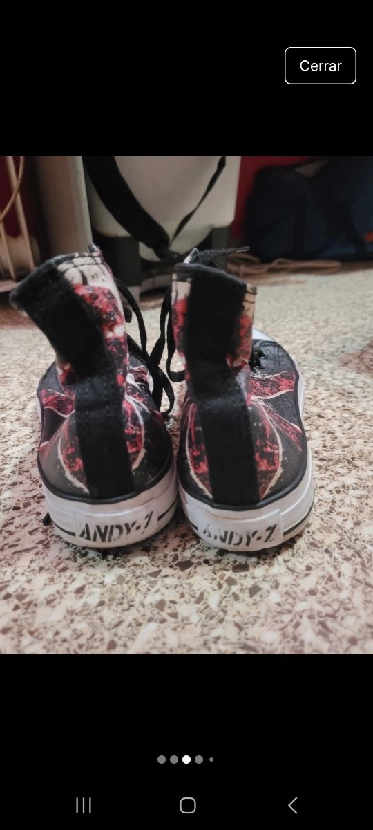 Zapatillas Converse rojas y negras